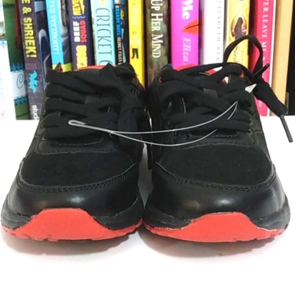 KENNETH COLE BLACK RED LACE UP LOW-TOP SNEAKERS SIZE 2 NWT - Picture 2 of 8
